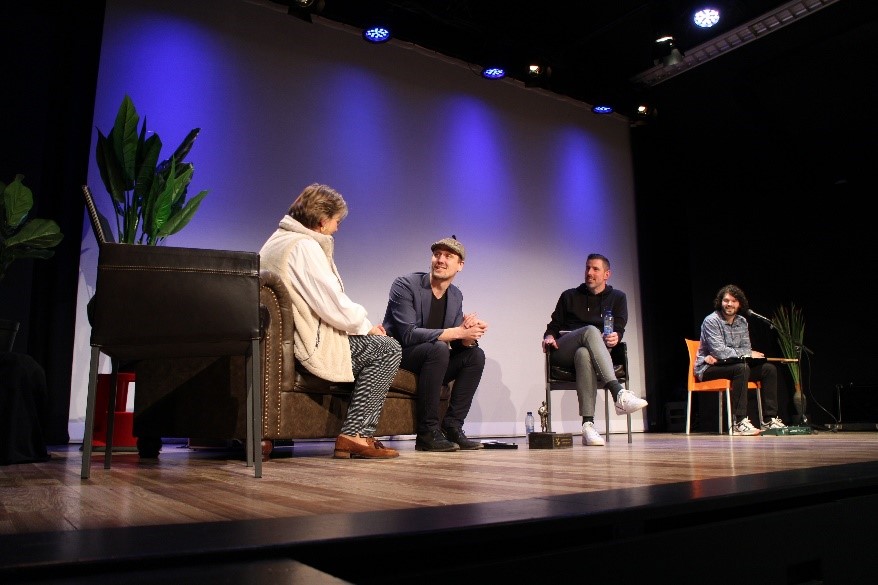 Wethouder Titia Cnossen in gesprek met Woes Ploum tijdens de muzikale talkshow in Theater ’t Web, foto: Inge Ploum